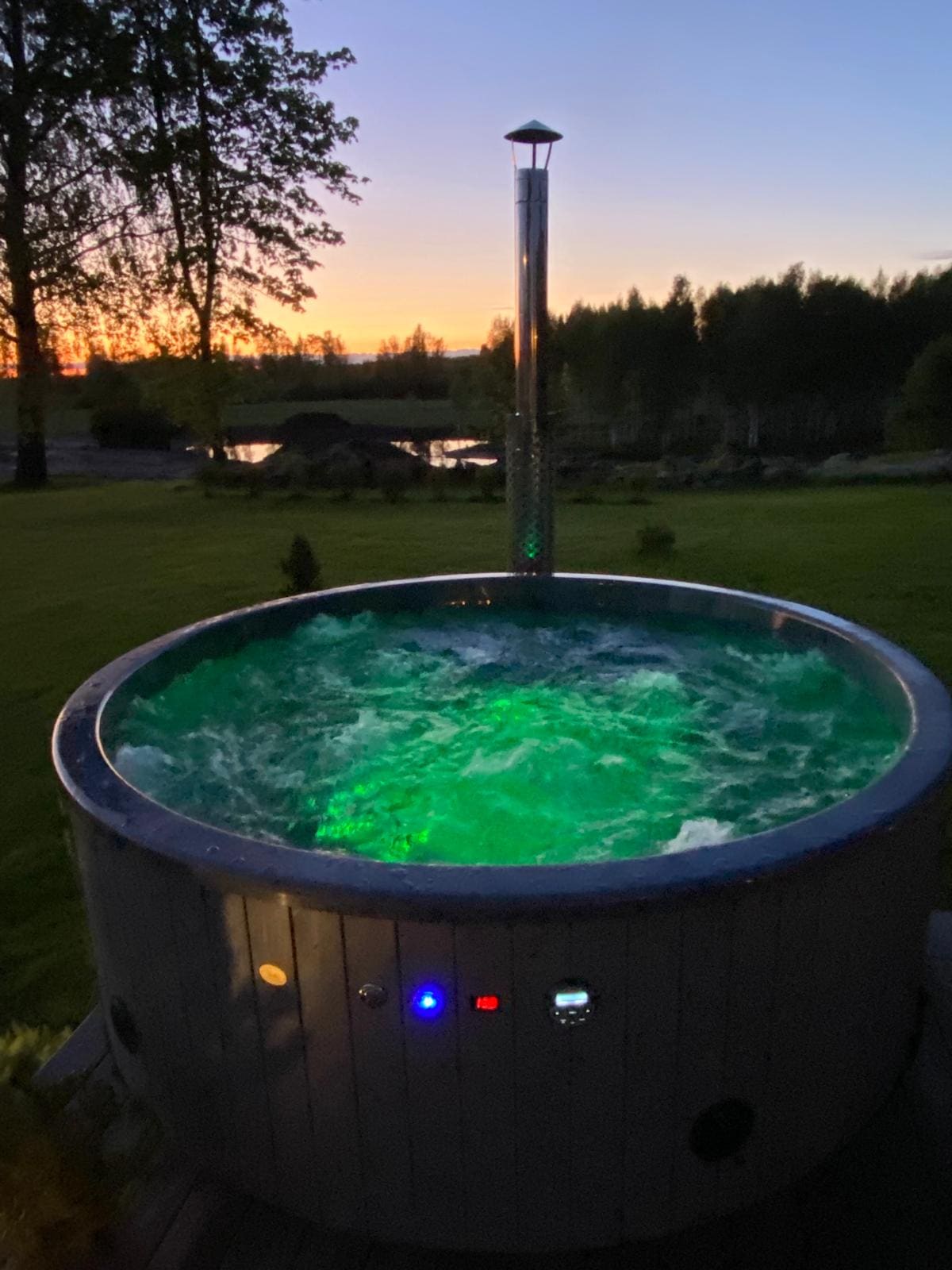 Deluxe Wood Fired 6 Person Hot Tub with Integrated Heater - Heracles Wellness