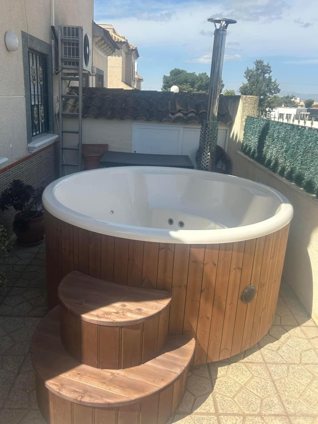 Deluxe Wood Fired 6 Person Hot Tub with Integrated Heater - Heracles Wellness
