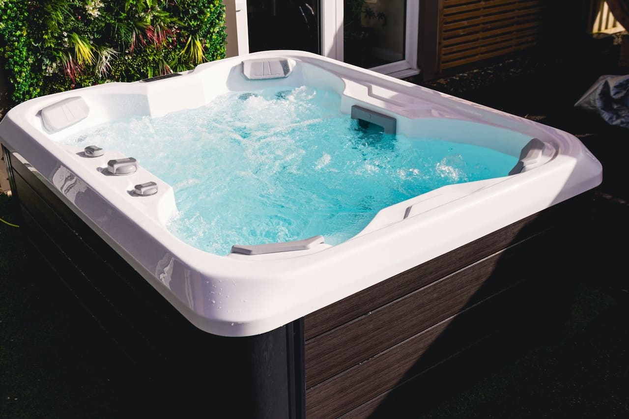 Equinox EQ130 Lite 4 Person Hot Tub 13 Amp - Heracles Wellness