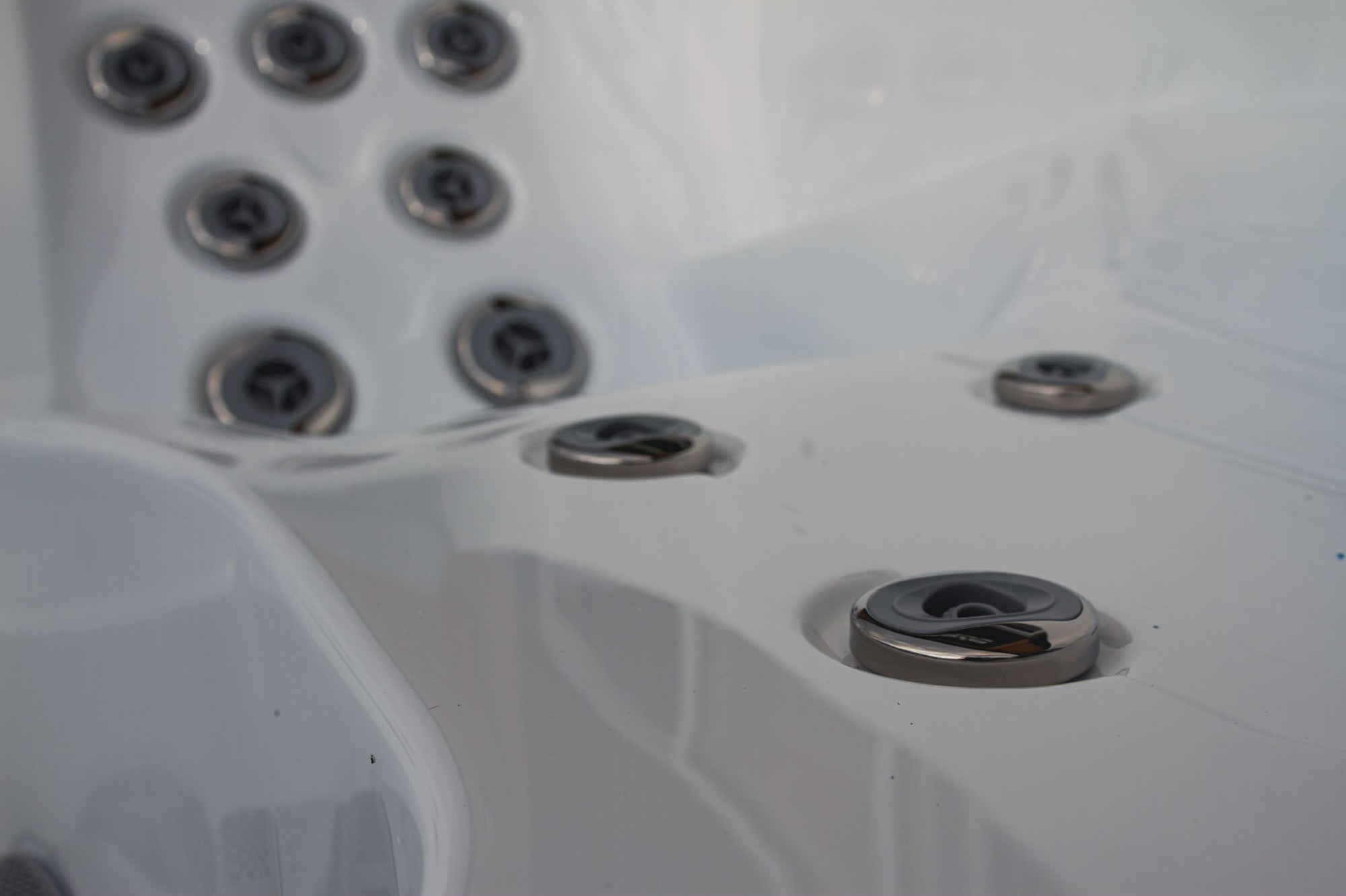Equinox EQ570 Pro 5 Person Hot Tub 32 Amp - Heracles Wellness