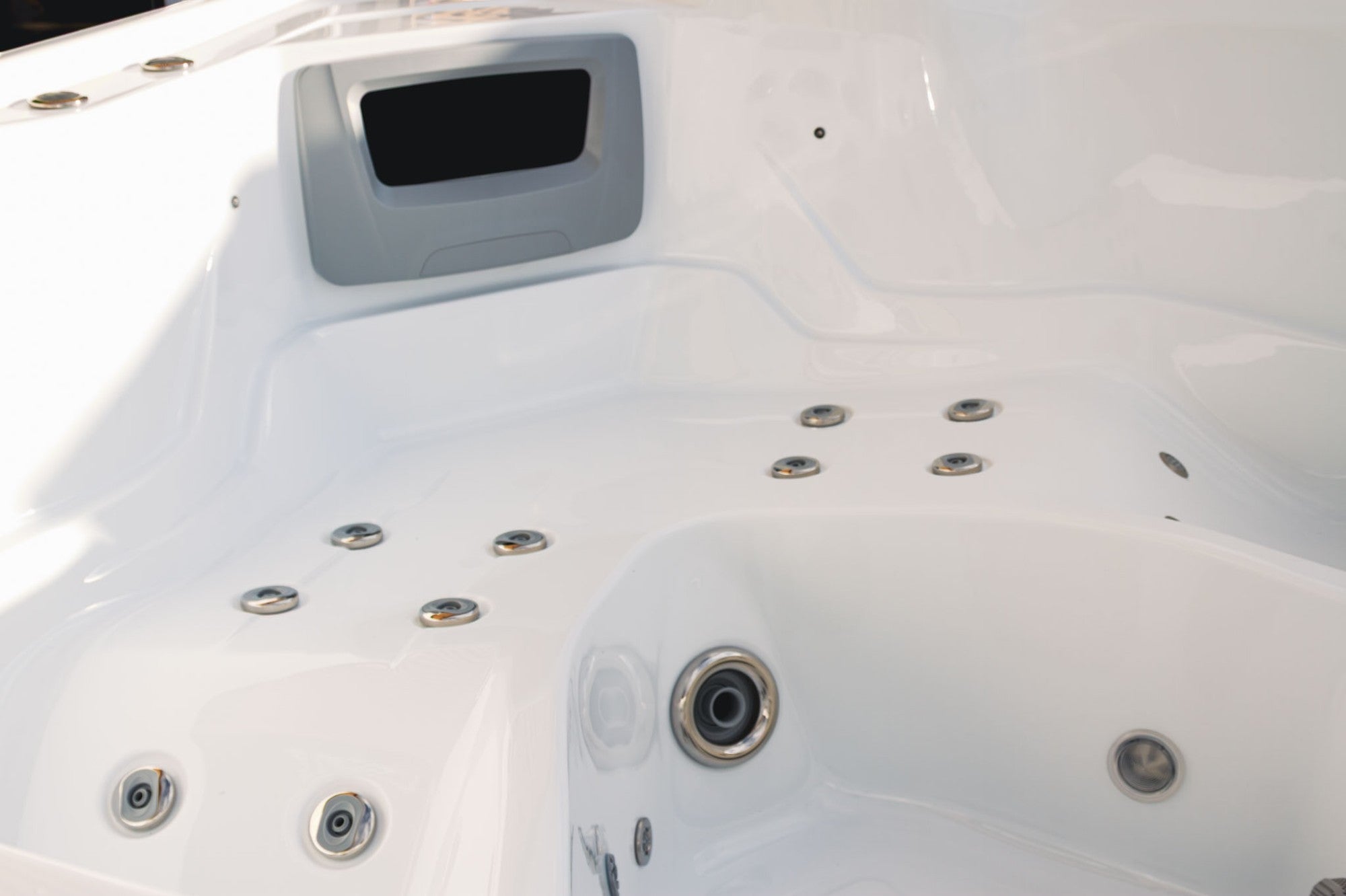 Equinox EQ570 Pro 5 Person Hot Tub 32 Amp - Heracles Wellness