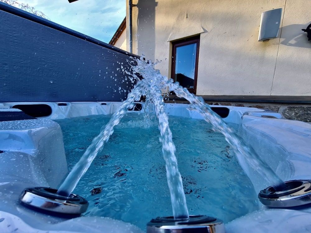 H20 Retreat Plus 13A Plug & Play 6 Person Hot Tub - Heracles Wellness