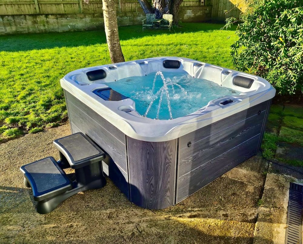 H20 Retreat Plus 13A Plug & Play 6 Person Hot Tub - Heracles Wellness