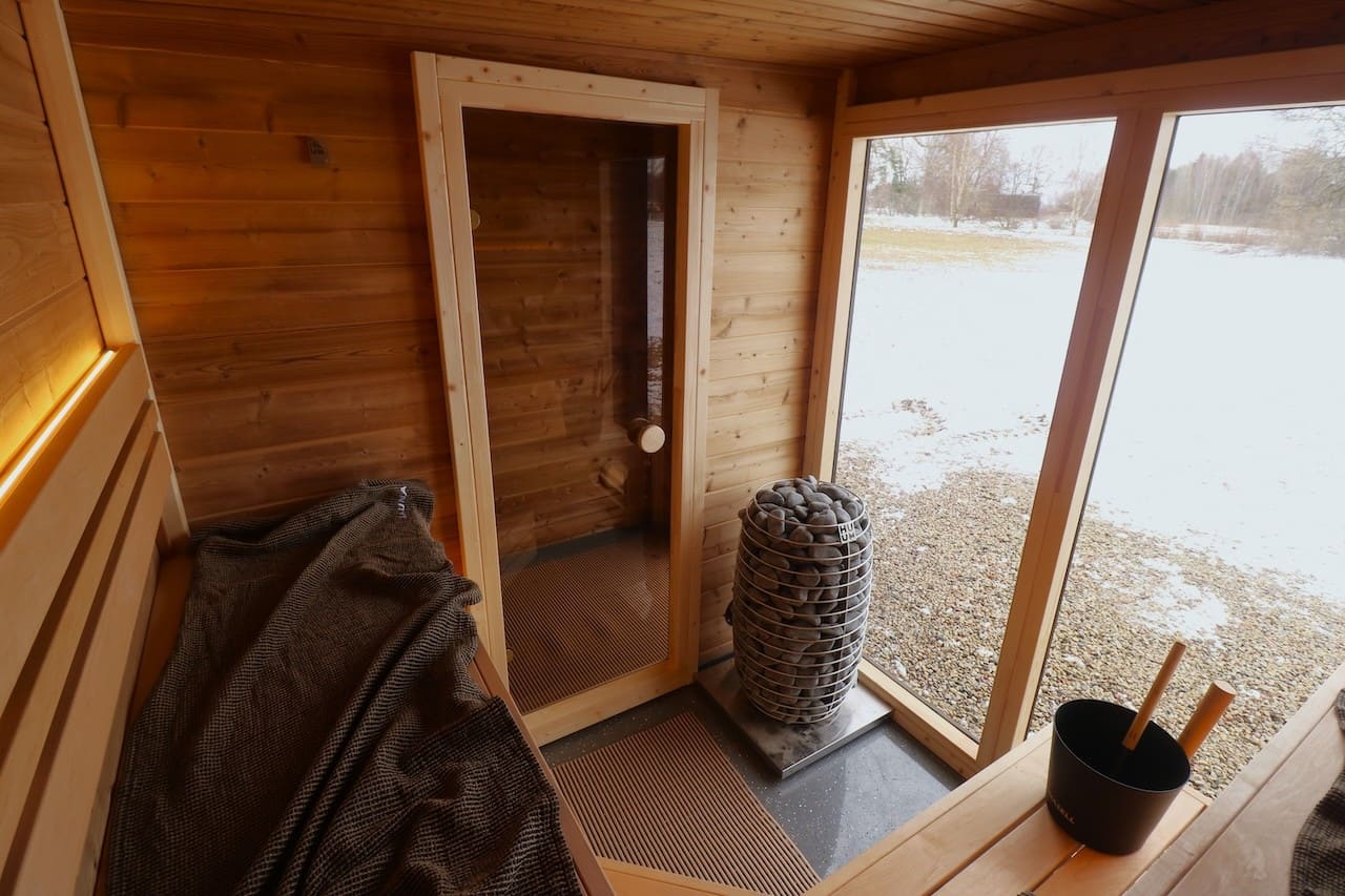 Saunasell Patio M 5 Person Outdoor Sauna with Changing Room - Heracles Wellness