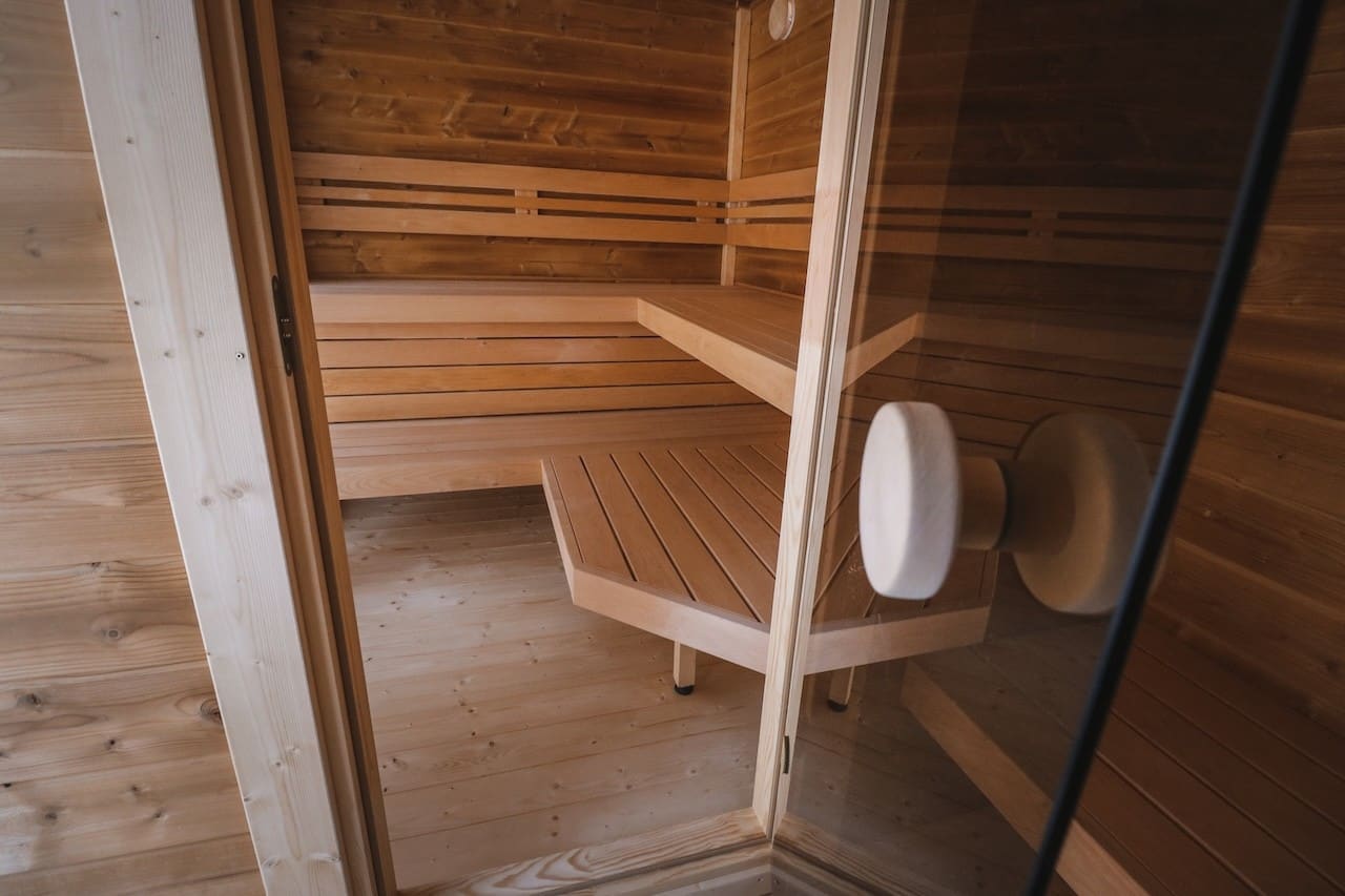 Saunasell Patio M 5 Person Outdoor Sauna with Changing Room - Heracles Wellness